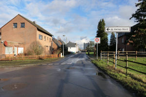 Flächendeckender Ausbau in Kommunen - Ansicht Gelleper Straße in Krefeld Gellep-Stratum - Foto: M. Kreutz / kapudo IT-Studio